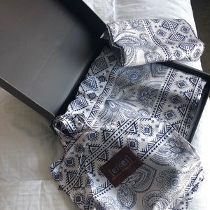 King size duvet cover with button closure and matching shams